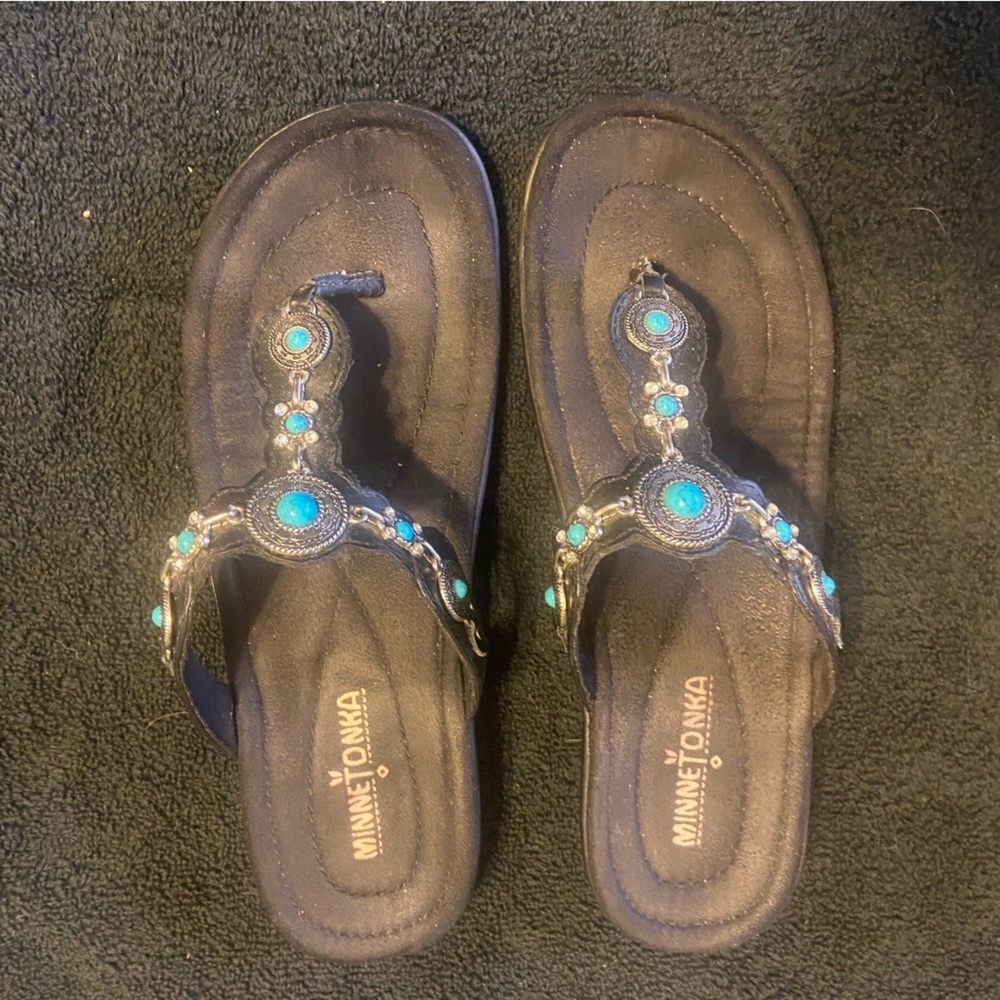 New Minnetonka Leather Sandals
Boca Thong
Black with Turquoise Embellishments